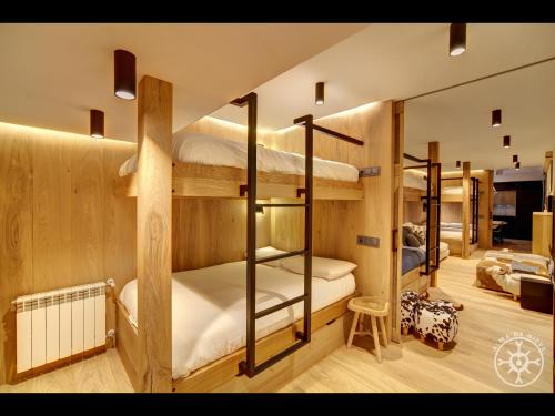 a room with two bunk beds in it at CASA VINYETA de Alma de Nieve in Baqueira-Beret