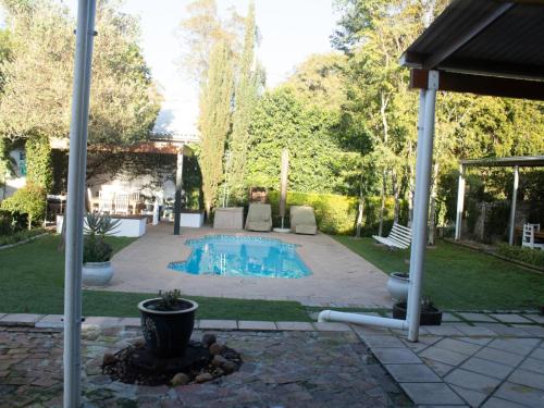 Taman di luar Cummings Guesthouse