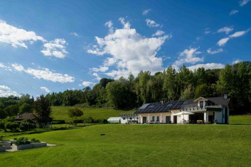 una casa con pannelli solari in un campo di Dolomiti Nice1 a Belluno