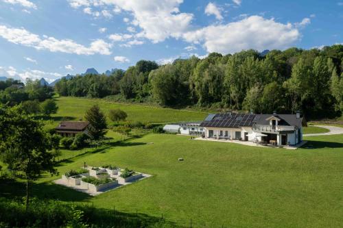 een luchtzicht op een huis in een groen veld bij Dolomiti Nice1 in Belluno