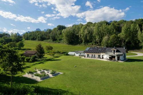 una vista aérea de una casa en un campo verde en Dolomiti Nice1, en Belluno