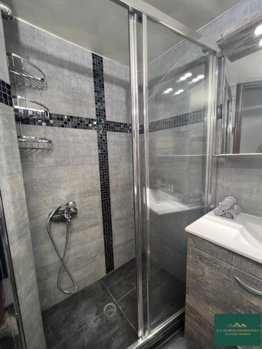 łazienka z prysznicem i umywalką w obiekcie Thiseio Residence 58 w Atenach