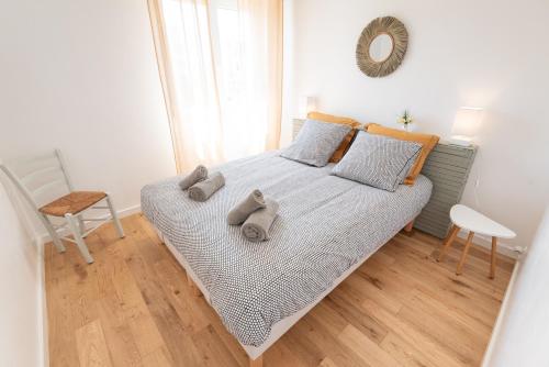 - une chambre avec un lit et des serviettes dans l'établissement Appartement Cosy et Lumineux - Tout équipé - Hypercentre Lorient par Groom, à Lorient