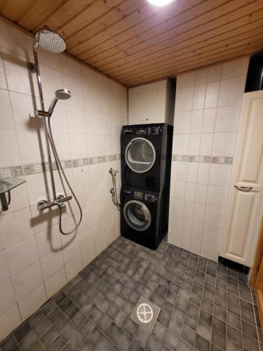 een badkamer met een douche en een wasmachine bij Ylläs slope SareStar in Ylläsjärvi