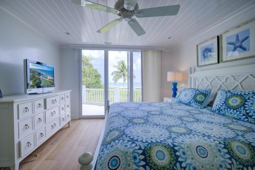 Un dormitorio con una cama y un ventilador de techo. en Sandals D, en Sanibel