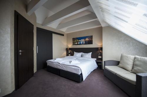 una habitación de hotel con una cama y una silla en Markus, en Kolonowskie