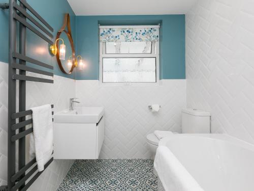 uma casa de banho branca com um WC e um lavatório em The Pines em St. Ives