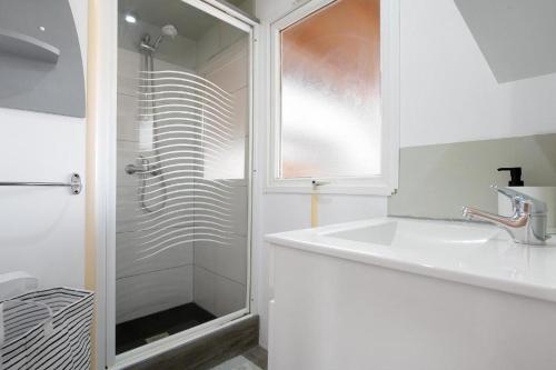 uma casa de banho branca com um lavatório e um chuveiro em COUNTRY HOME em La Asomada