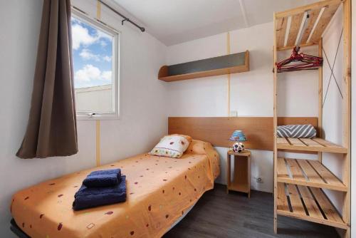 A bed or beds in a room at COUNTRY HOME