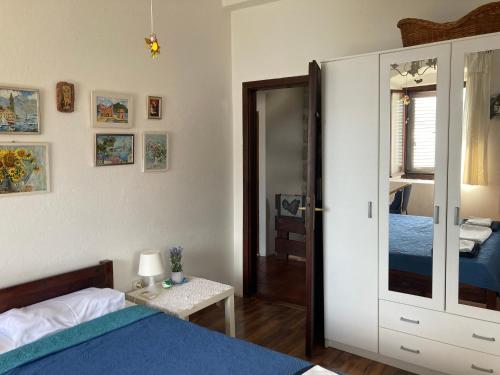 Ein Bett oder Betten in einem Zimmer der Unterkunft Be happy in Perast