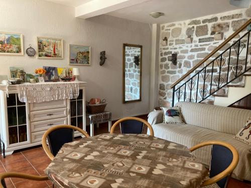 Ein Sitzbereich in der Unterkunft Be happy in Perast