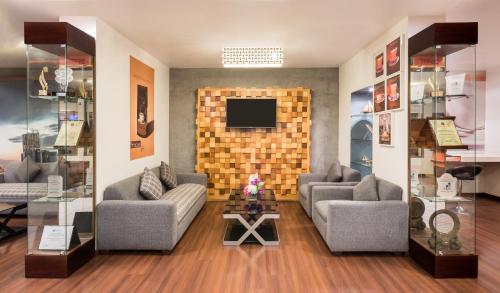 リヤドにあるMena Hotel Nasiriah Riyadhのソファ2つとテレビのあるリビングルーム