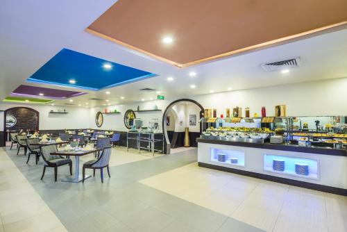Mena Hotel Nasiriah Riyadhにあるレストランまたは飲食店