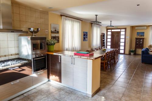 una grande cucina con ampia isola in una stanza di Casa Rural La Pinta- SendaViva y Bardenas a Villafranca
