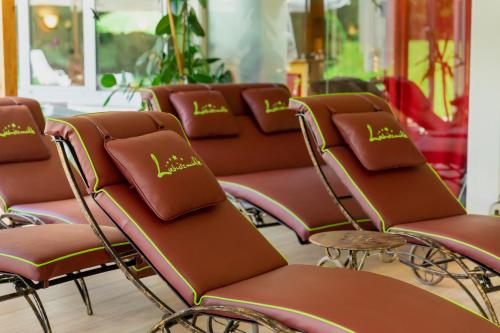 a group of chairs sitting in a room at Hotel-Restaurant Liebnitzmühle in Raabs an der Thaya