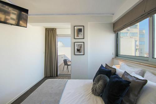 een slaapkamer met een groot bed en een groot raam bij Phaedrus Living: Luxury Suite Nicosia 501 in Nicosia