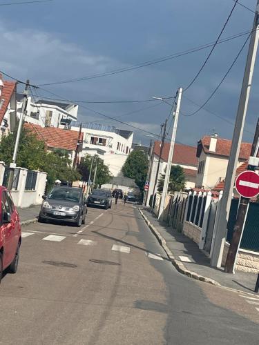 eine Straße mit am Straßenrand geparkt in der Unterkunft Chambre et salle de bain privée dans maison proche Paris et Disney in Valenton