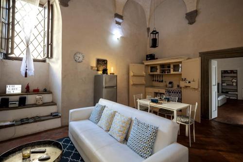 Een zitgedeelte bij CLAUDIA SUITE: LOFT ROMANTICO NEL CUORE DI AREZZO