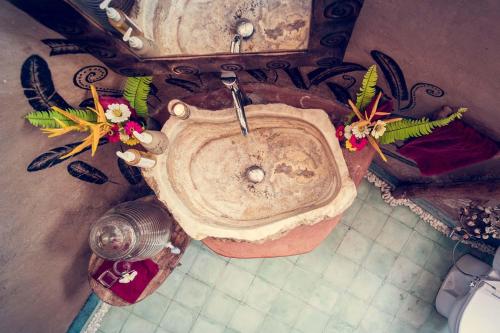nad głową łazienki z umywalką w obiekcie Dragonfly Village w mieście Ubud