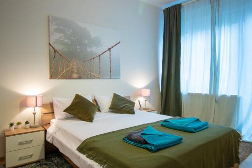 Un dormitorio con una cama con dos toallas encima. en Dani City Center Apartment, en Belgrado