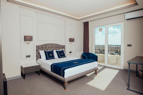 une chambre d'hôtel avec un lit et une fenêtre dans l'établissement GRAND ÇAKIROĞLU HOTEL, à Aksaray
