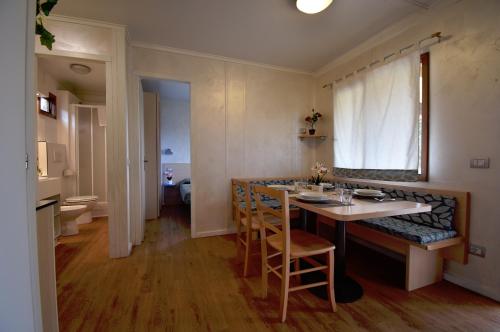 a kitchen with a table and chairs in a room at Agriturismo B&B Corte Tonolli in Valeggio sul Mincio