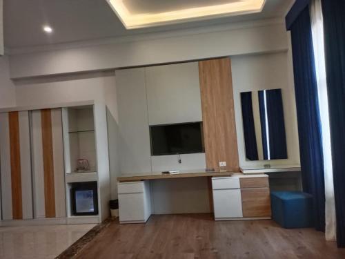 a large living room with a television and a large room with at Ultra Loaloa Nile Maadi Hotel in Cairo