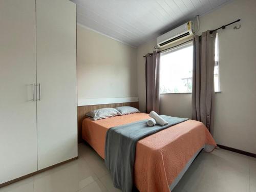 a bedroom with two beds and a window at Casas em barrerinhas lencois ville in Barreirinhas