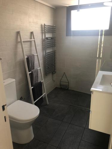 La salle de bains est pourvue de toilettes, d'une douche et d'un lavabo. dans l'établissement Bay Cottage Beautiful cosy luxury cottage - Beach area, à Pissoúri
