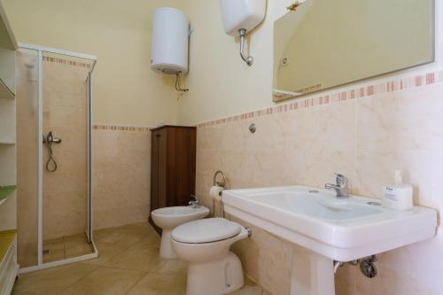 ein Bad mit einem Waschbecken, einem WC und einer Dusche in der Unterkunft Appartamento 2 - Palazzo Costantini in San Donato di Lecce