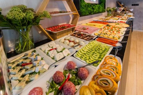 un buffet avec de nombreux types de nourriture différents dans l'établissement Apartamenty Katowice by Lantier - Bytom - Chorzów, à Bytom