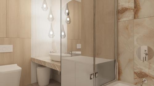uma casa de banho com um chuveiro, um WC e um lavatório. em Apartament Mgła em Zielona Góra