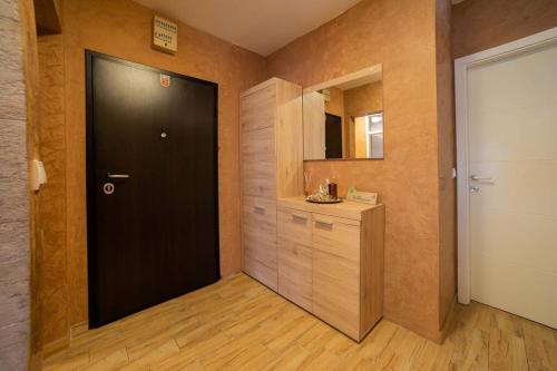 een badkamer met een zwarte deur en een houten vloer bij Sunny day -Arena Zagreb , 2 bathrooms, 102m², in Zagreb