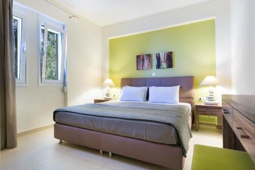 sypialnia z łóżkiem, dwoma stołami i dwoma lampami w obiekcie Eucalyptus Apartments Apartment Meli w mieście Karavomylos