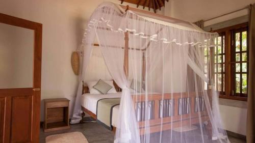 Postel nebo postele na pokoji v ubytování Birds Paradise Cabanas Unawatuna