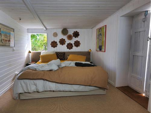 um quarto com uma cama grande num quarto em L'incroyable maison de Mamie MECHANT em Saint-Philippe