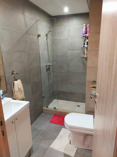 ein Bad mit einer Dusche, einem WC und einem Waschbecken in der Unterkunft Bouskoura, Joli appartement coup de cœur in Bouskoura