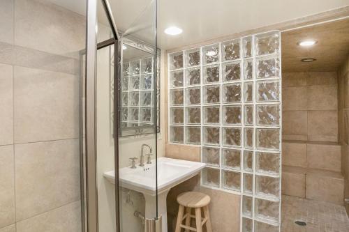 uma casa de banho com um lavatório e um chuveiro em 311 Vail International Condo em Vail