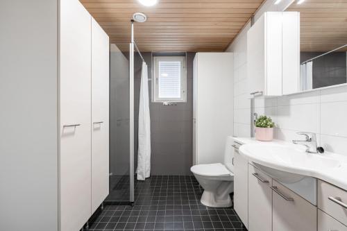 坦佩雷Modern 1BR Apartment with Balcony next to Railway Station - Hosted by 2ndhomes的带马桶和水槽的浴室