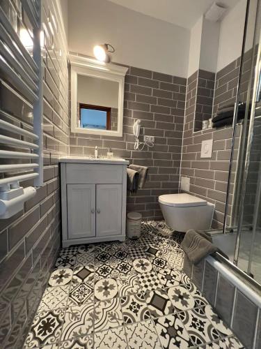 a bathroom with a sink and a toilet and a tub at Gutshauszimmer Neu Gaarz in Neu Gaarz