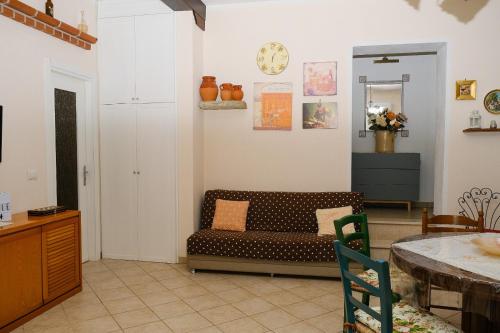 a living room with a couch and a table at La villa di campagna in Pisticci