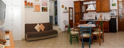 a living room with a couch and a table at La villa di campagna in Pisticci