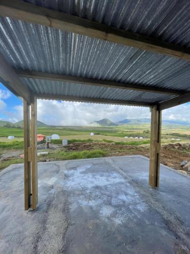 un gran techo de metal en la parte superior de un edificio en Chalet du Piton Bleu en Le Tampon