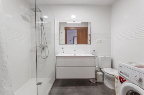 bagno bianco con lavandino e servizi igienici di Miramar 68 ad Almuñécar