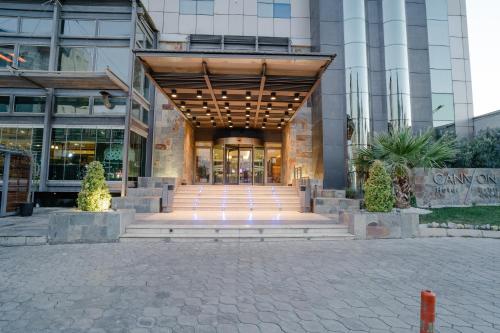 Muka bangunan atau pintu masuk Canyon Hotel Erbil