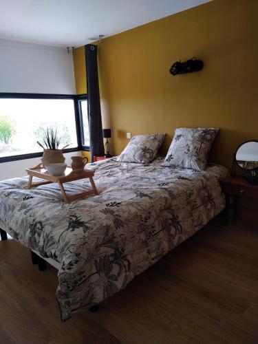 - une chambre avec un lit et une table dans l'établissement Maison/Villa avec piscine privée Gîte Brain d'eau, à La Chapelle-de-Brain