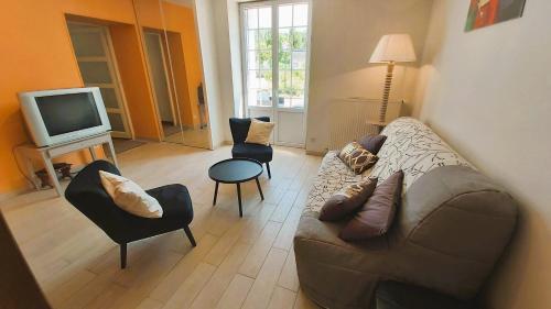 un soggiorno con divano, sedie e TV di Charme en Touraine 7p #châteaux #nature #vignobles 