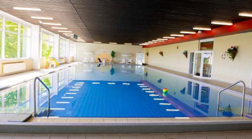 a large indoor swimming pool in a building at Manhattan 516 mit Schwimmbad in Hohegeiß