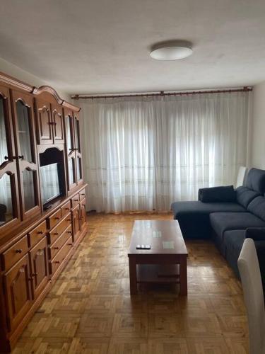 ein Wohnzimmer mit einer Couch und einem Couchtisch in der Unterkunft Piso 3 habitaciones, centro de Colombres hasta 8 personas in Colombres