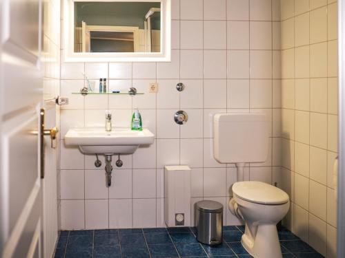 a bathroom with a toilet and a sink at Bett4-you Pinneberg - Prisdorf in Prisdorf